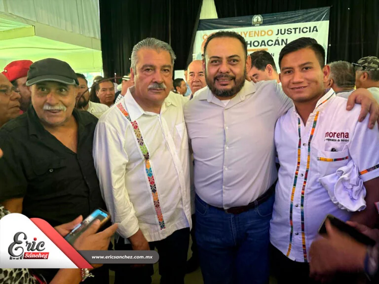Eric Sánchez Árciga con asistentes en un evento público en Ario de Rosales